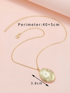 Detailed size view of vintage oval locket pendant with floral engraving and 40+5cm chain