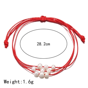 Bracelet en cordon tressé rouge avec perles naturelles et nœud coulissant réglable