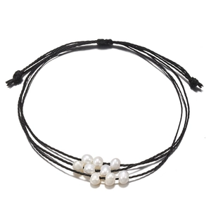 Détail du cordon noir réglable tissé avec des perles naturelles pour bijoux de plage