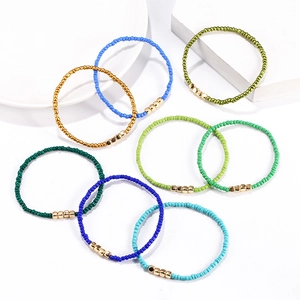 Set di bracciali bohémien con perline colorate e distanziatori quadrati in metallo oro