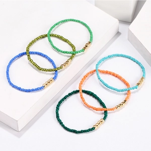 Set di sei braccialetti bohémien colorati fatti a mano con accenti dorati a cubo