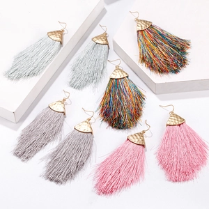 Boho-Ohrringe mit Quasten in vier Farben mit goldenen Metallkappen und feinen Seidenfransen