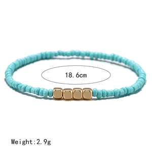 Bracciale bohémien con perline azzurre, accenti dorati e circonferenza di 18,6 cm