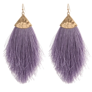 Böhmische goldene Dreieck-Ohrstecker mit langen lila Fransen für einen eleganten Look
