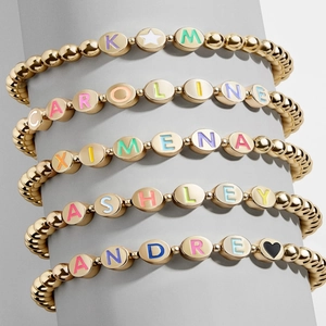 Bracelet en Alliage de Perles Dorées Avec Perles Alphabet en Émail Coloré pour Femmes Bracelet de Lettres Minimaliste Bijoux