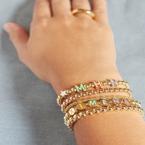 Bracelets empilables à billes dorées tendance avec lettres personnalisées MHN et XIMENA
