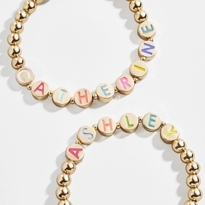 Bracelets personnalisés en perles dorées avec breloques alphabétiques colorées