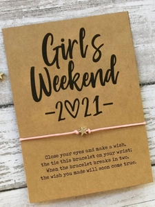 Nahaufnahme vom rosa gewebten Sternarmband auf einer Girls Weekend Geschenkkarte