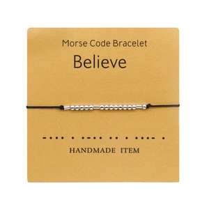 Pulsera minimalista Morse Code Believe con cuentas plateadas en una tarjeta artesanal