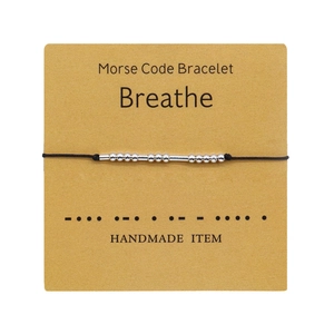 Pulsera de código Morse hecha a mano con cuentas plateadas en tarjeta Breathe