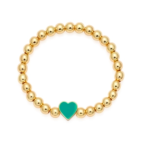 Dettaglio del bracciale elastico con perline dorate e ciondolo a cuore verde vivace