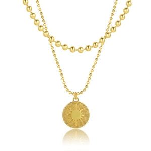 Collana a doppio strato con ciondolo a sole dorato e catene a sfere su sfondo bianco