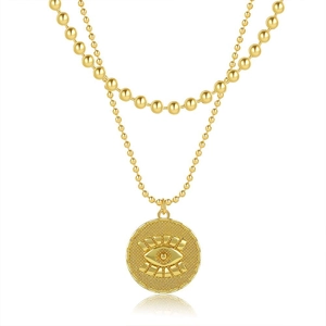 Collana a due strati dorata con ciondolo a moneta occhio greco su fondo bianco