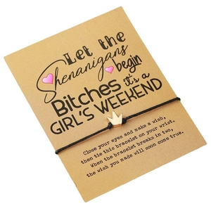 Bracciale con ciondolo a corona d'oro su biglietto a tema Girl's Weekend per regalo
