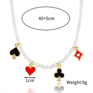 Collar de perlas con cuatro dijes de cartas de póker dorados y cadena ajustable