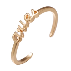 Detailansicht des goldfarbenen Queen-Buchstabenrings mit verstellbarem offenem Design