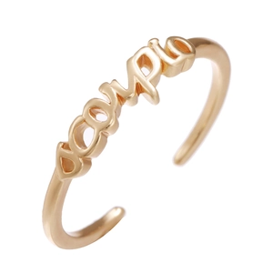 Detailansicht des goldenen Skorpion-Buchstabenrings mit verstellbarer Öffnung