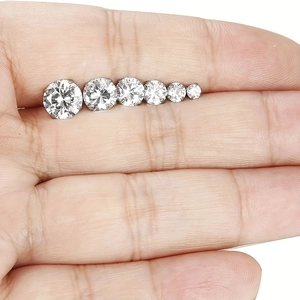 Set di sei pietre tonde in zirconia cubica in varie dimensioni su una mano