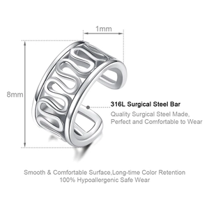 Detailansicht der 8mm silbernen Earcuff-Manschette aus 316L Chirurgenstahl mit Wellenmuster