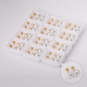 Lot de 12 paires de boucles d'oreilles perles blanches rondes avec tiges dorées en plateau