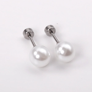 Boucles d'oreilles perles blanches classiques avec fermoirs argentés sur fond blanc