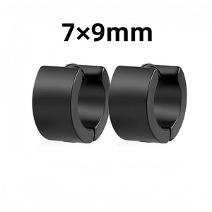 Dettaglio orecchini a cerchio punk neri in acciaio inox 7x9mm con design a punta