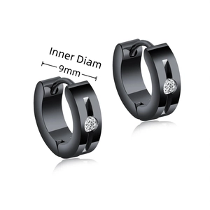 Dettaglio orecchini huggie neri da 9mm con zirconi e finitura in acciaio inossidabile