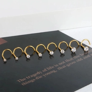 Set de 8 piercings de nariz dorados de acero con circonitas blancas de diferentes tamaños