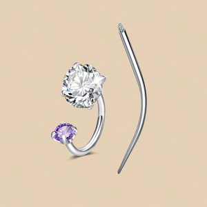 Piercing de herradura plateado con circonita cúbica grande transparente y morada
