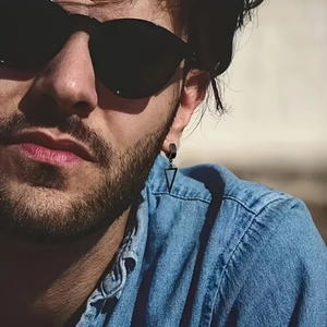 Boucles d'oreilles noires en acier pour hommes avec pendentif triangle style punk