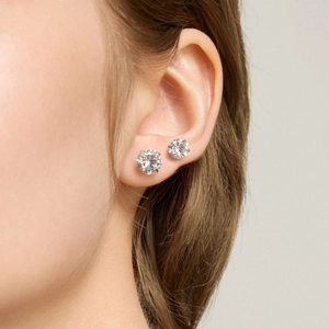 Gros plan de boucles d'oreilles en zircone 3A avec une monture en argent à quatre griffes