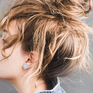 Blaue herzförmige Opal-Ohrplugs auf Modell für minimalistisches Ohrstyling