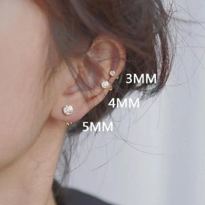 Vue détaillée de boucles d'oreilles en zircone de 3mm, 4mm et 5mm sur l'oreille d'un mannequin