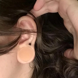 Hautfarbene Silikon-Ear-Gauges-Set mit hautfarbenen Tunnel-Plugs für einen dezenten Look