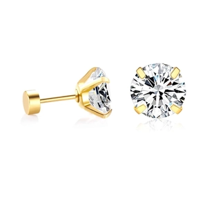 Vue macro de boucles d'oreilles dorées avec oxydes de zirconium ronds et fermoirs à vis sûrs