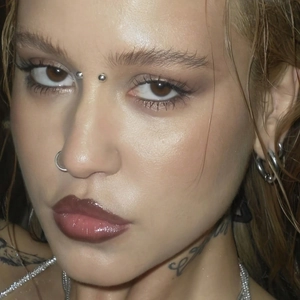 Ensemble de piercings en acier inoxydable avec anneaux de nez et studs sur modèle