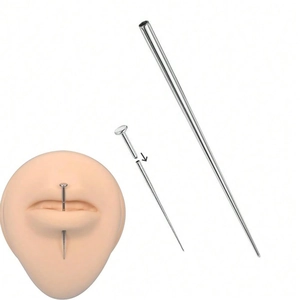 Dettaglio macro del perno di espansione in acciaio e labret su modello di labbra in silicone