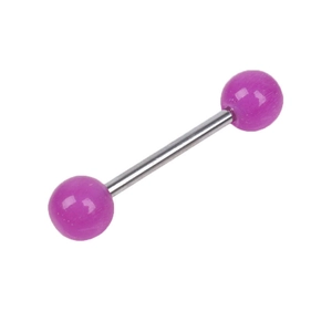 Vista detallada de un piercing de lengua morado de acero inoxidable en color caramelo