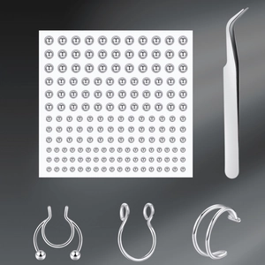 Détail de bijoux de nez avec anneaux en fer à cheval, perles en métal et pince courbée