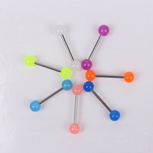 Detalle del set de 7 piercings de lengua coloridos y luminosos de acero inoxidable de calidad