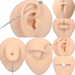 Set di 6 piercing in acciaio inossidabile esposti su modelli anatomici in silicone