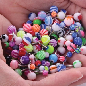 Gekleurde acryl navelpiercings met diverse patronen zoals sterren en harten