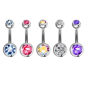 Set mit fünf Bauchnabelpiercings aus Edelstahl mit bunten Zirkon-Kristallen auf Weiß