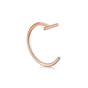 Vista macro dell'anello per labbra a C in oro rosa con design a barra a T lucido