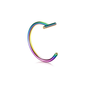 Vista macro dettagliata di un finto anello per labbra e naso in acciaio inox arcobaleno