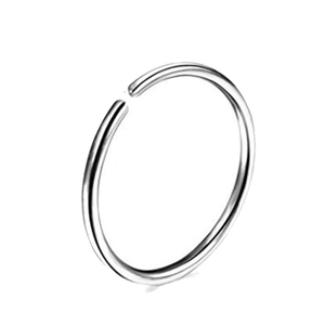 Détail d'un anneau circulaire en acier titane argenté poli pour piercing nez et oreille