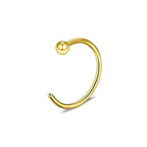 Detailansicht eines polierten goldenen C-Nasenrings mit glatter Metallkugel am Ende