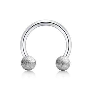 Detail eines Hufeisen-Piercing-Rings mit poliertem Edelstahlstab und mattierten Kugeln