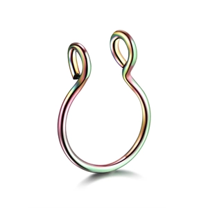 Detailopname van U-vormige regenboog septumring met iriserende metalen plating