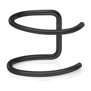 Dettaglio di ear cuff nero opaco a doppio strato con geometria a spirale minimal